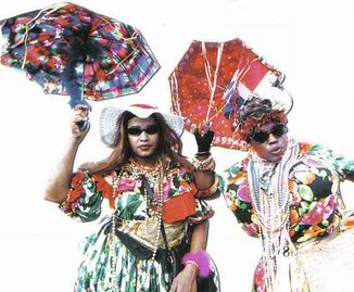 hombres disfrazados de "Roba la Gallina" en Santo Domingo